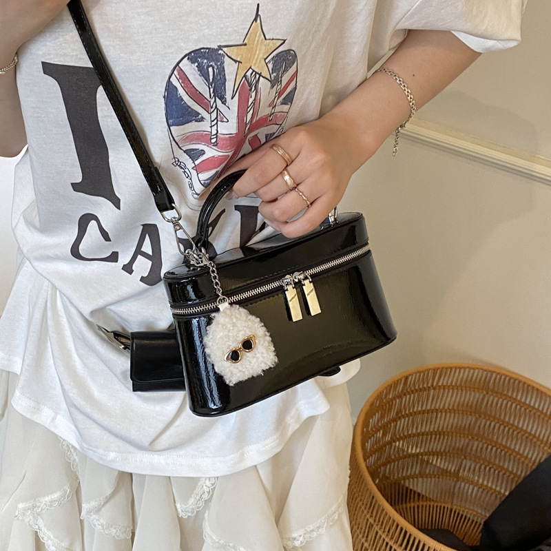A simple and casual hand-held small bag for women in 2025, a new fashionable box and small square bag, a popular single-shoulder crossbody bag in summer details Picture