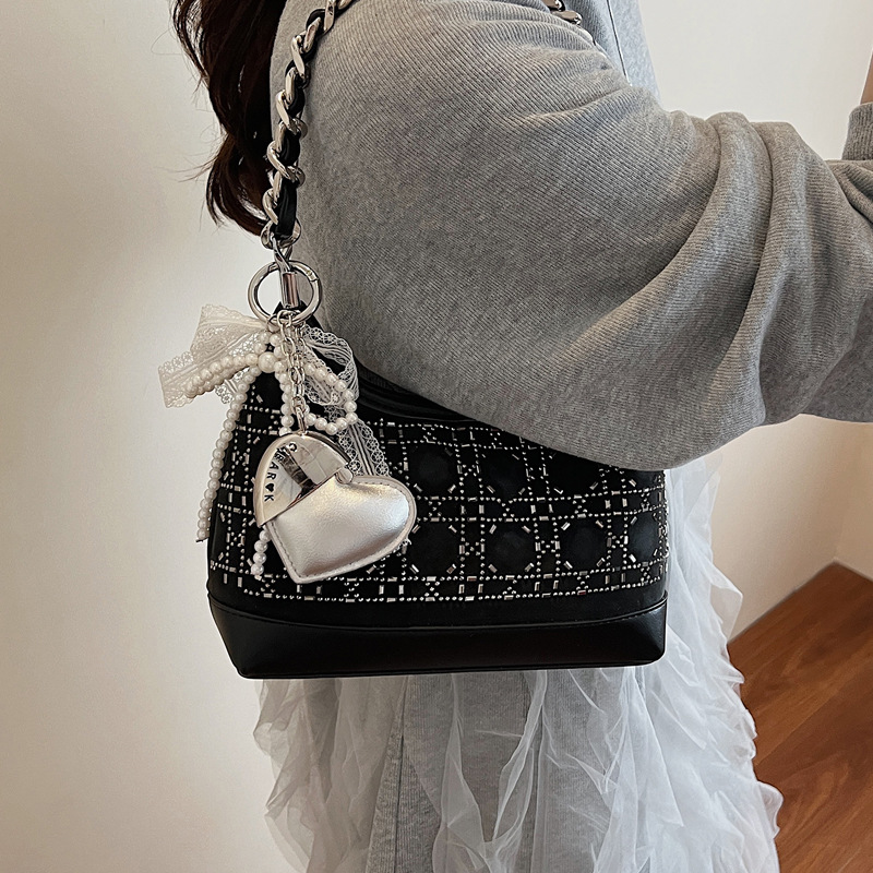 Trendy and stylish underarm bag for women 2025 summer new versatile and fashionable single-shoulder bag, chain denim crossbody bag Application Scenario