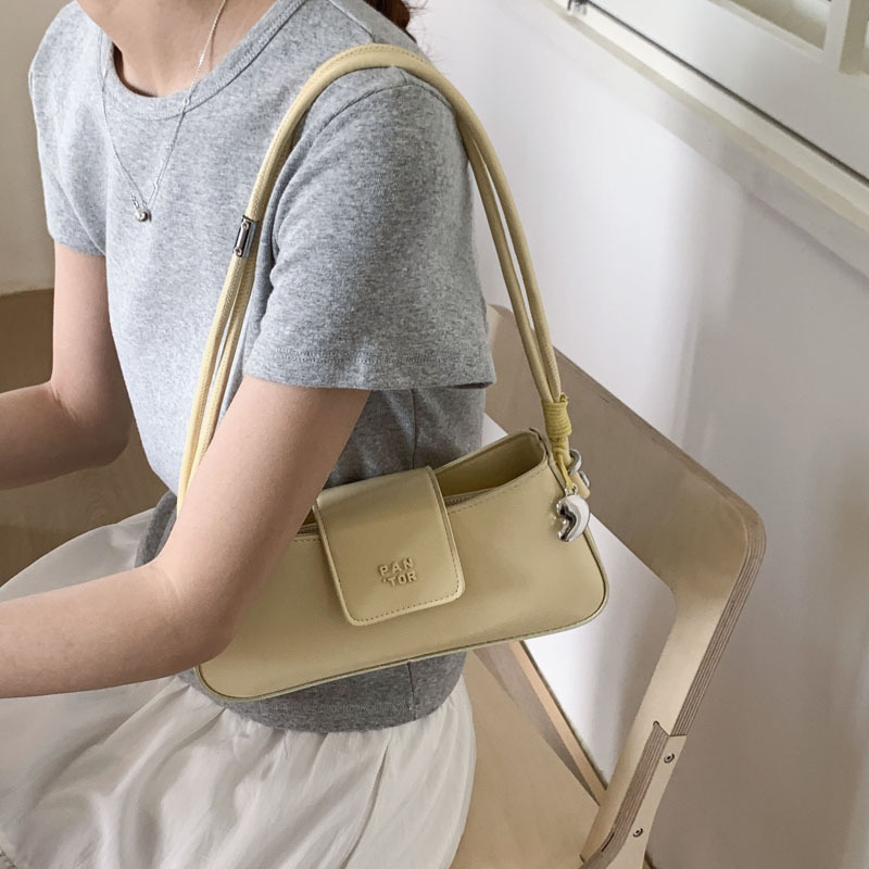 Trendy women's bags for the 2025 summer season: New, fashionable and stylish single-shoulder underarm bag, casual and simple crescent moon bag details Picture