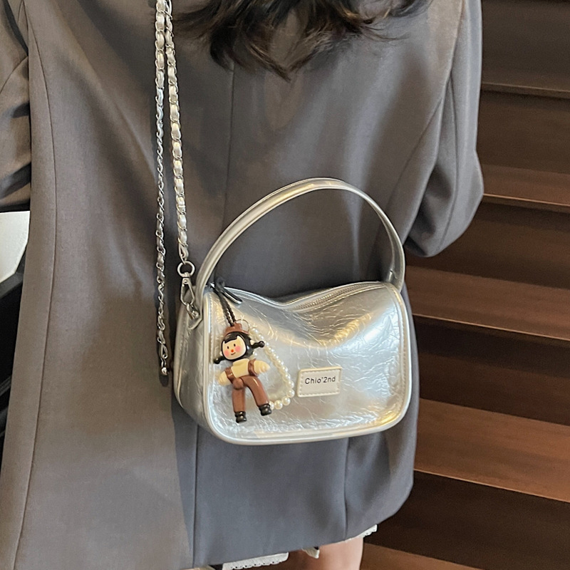 This year's trendy, versatile and simple small bag: A new 2025 commuter niche single-shoulder crossbody retro small bag details Picture
