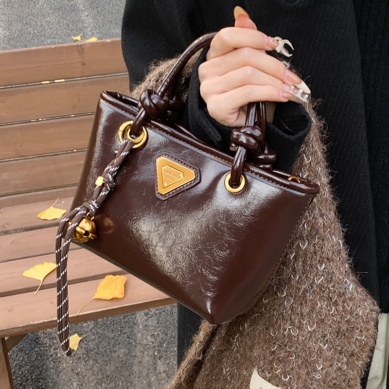 Autumn and winter fashion hand-held bucket bag for women, Korean retro and high-end style, versatile single-shoulder bag, 2024 niche casual women's bag full figure