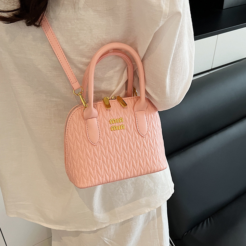 A niche design embossed bag for women, a new summer 2025 fashion and stylish shell bag, a Korean style trendy crossbody bag for women details Picture