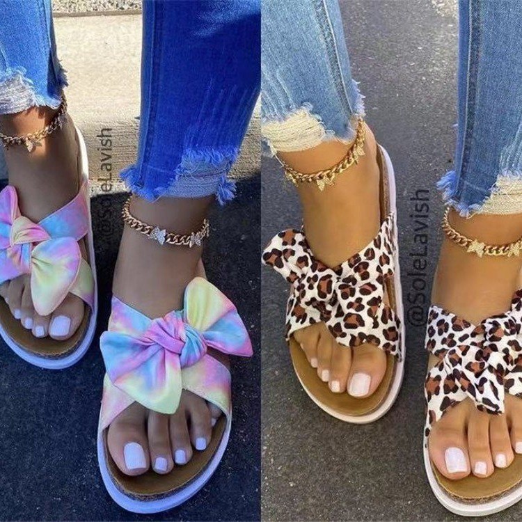 The 2021 summer new style of large-sized cool slippers for women in foreign trade, featuring leopard print and colorful women's shoes with bow thick-soled outerwear Application Scenario