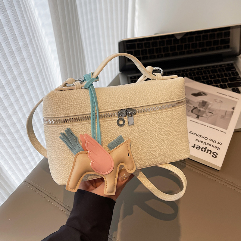 Single-shoulder bag 2025 Korean version, fashionable, simple, casual and versatile crossbody bag, European and American texture, niche and fashionable commuting bag full figure