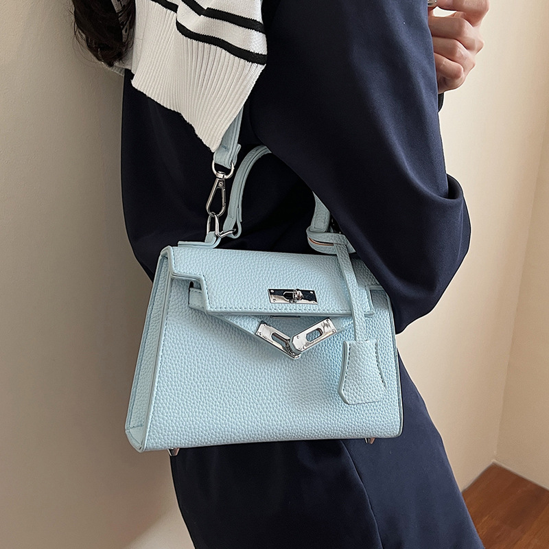 This year, a new women's casual summer single-shoulder crossbody bag with a niche design is in vogue. The hand-held small square bag is popular Application Scenario