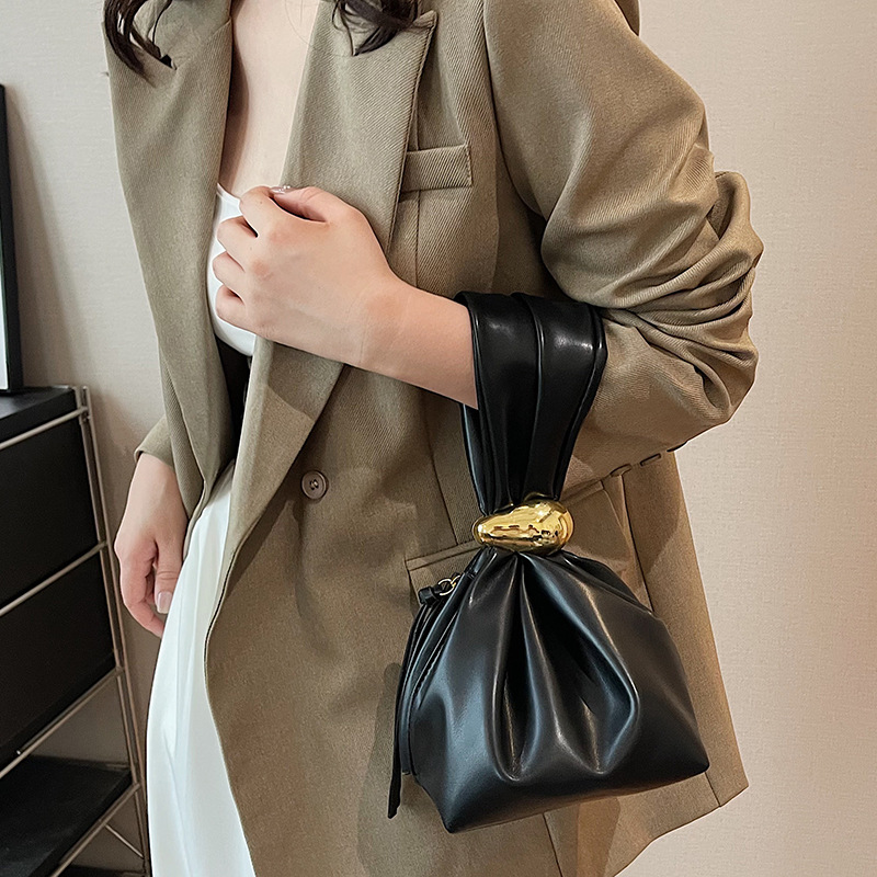 A high-end, niche and quirky small bag for women's autumn and winter 2025 new retro pleated mini bucket bag Application Scenario