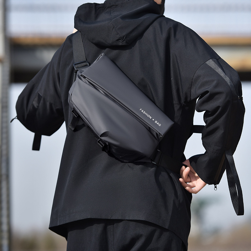 2023 Men's large-capacity crossbody bag, trendy brand motorcycle crossbody single-shoulder bag, sports backpack, men's riding bag Application Scenario
