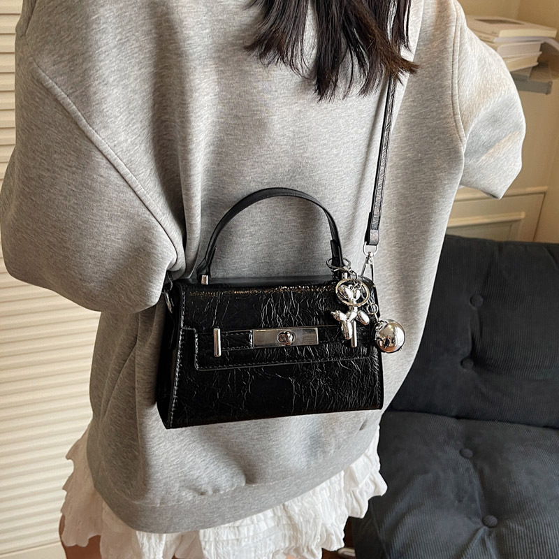 A niche design handbag for women in the summer of 2025, featuring a simple and stylish underarm bag and a versatile and fashionable single-shoulder crossbody bag Specification drawing