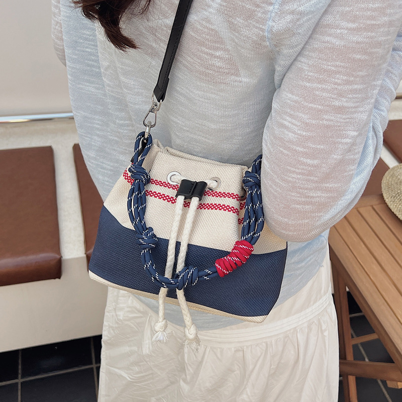 This year, the popular niche design bags are the 2025 new women's versatile canvas crossbody bag and the color-blocking hand-held bucket bag Application Scenario