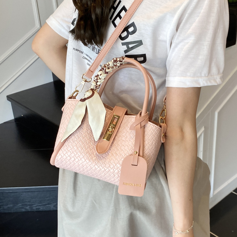 Niche design handbag 2023 New style fashionable retro wing bag, stylish silk scarf decorated single-shoulder crossbody bag details Picture