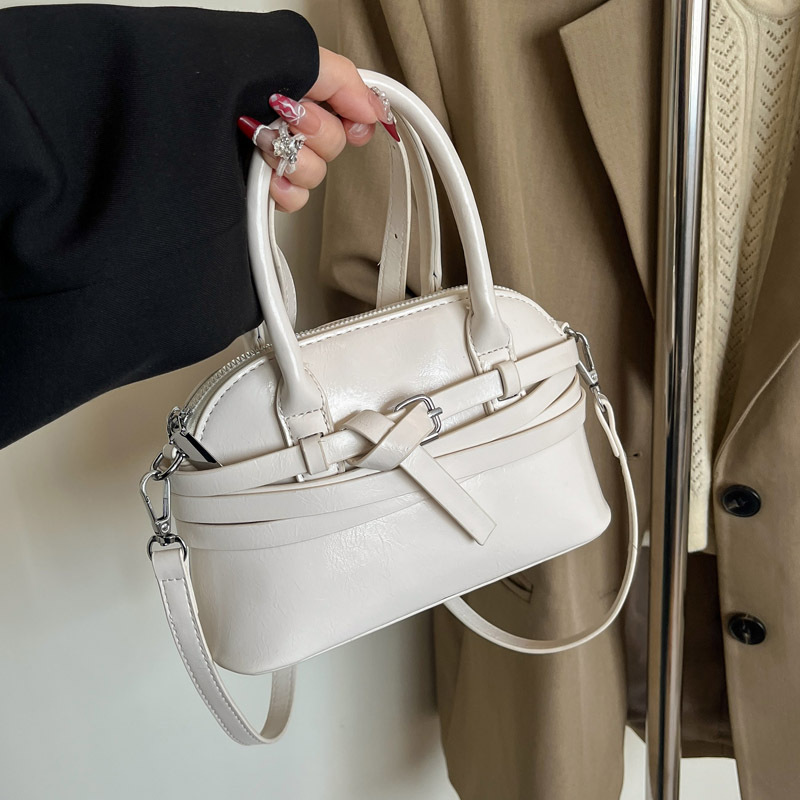 Fashionable hand-held shell bag 2025 Spring New style simple and stylish single-shoulder underarm bag trendy and casual crossbody bag for women Application Scenario