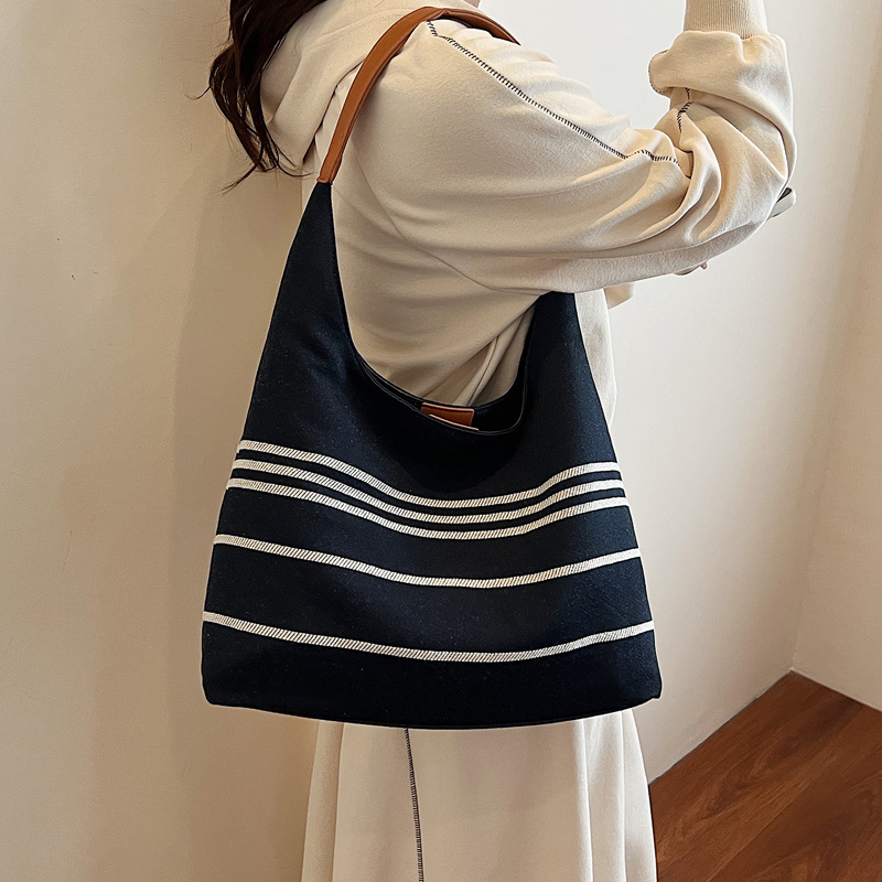 Fashionable striped single-shoulder bucket bag for women, new summer 2025, large-capacity, high-end and versatile commuter crossbody bag Application Scenario