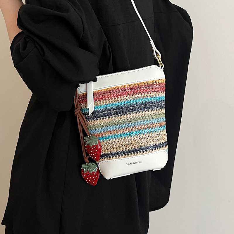 In the summer of 2025, there are new fashionable and fresh woven handbags, bucket bags, shoulder bags, underarm bags and women's bags Application Scenario