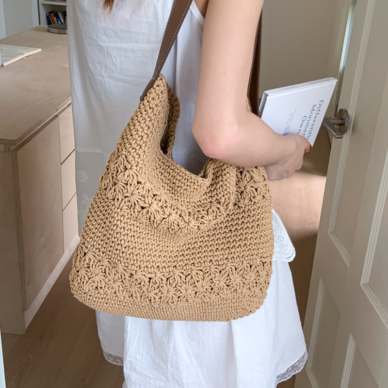 Vacation style beach straw woven bag for women 2025 New style laid-back woven bag, large capacity fashionable single-shoulder armpit bag Application Scenario