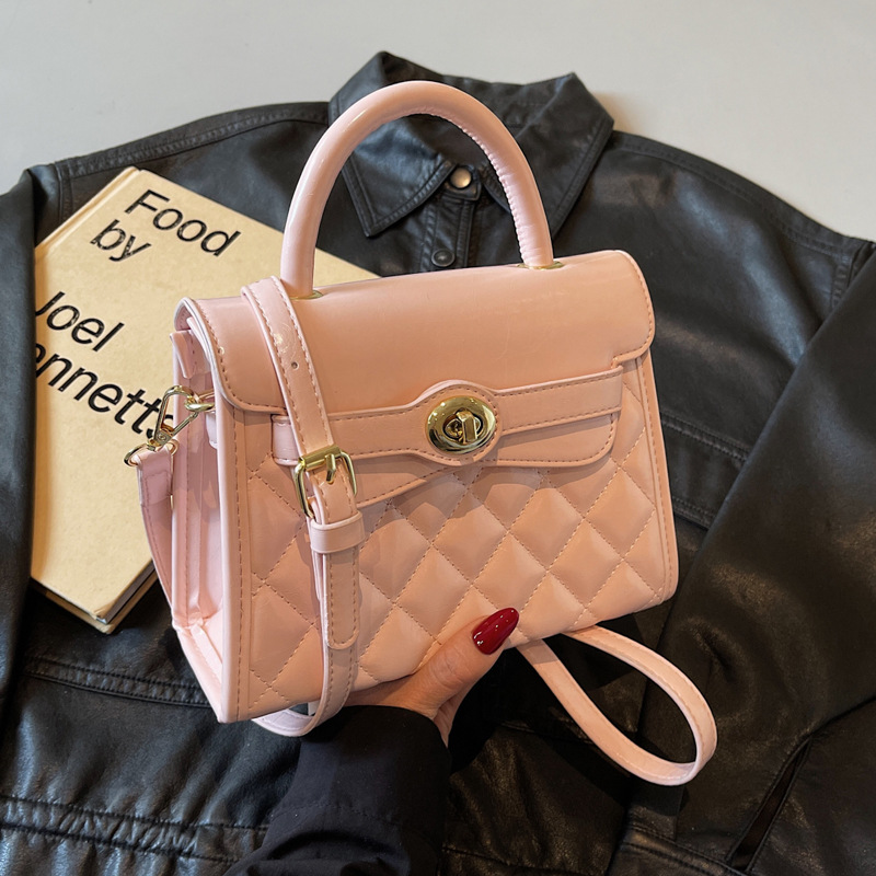 A retro hand-held small square bag for women in the early spring of 2025, a simple and elegant single-shoulder crossbody bag for commuting Application Scenario