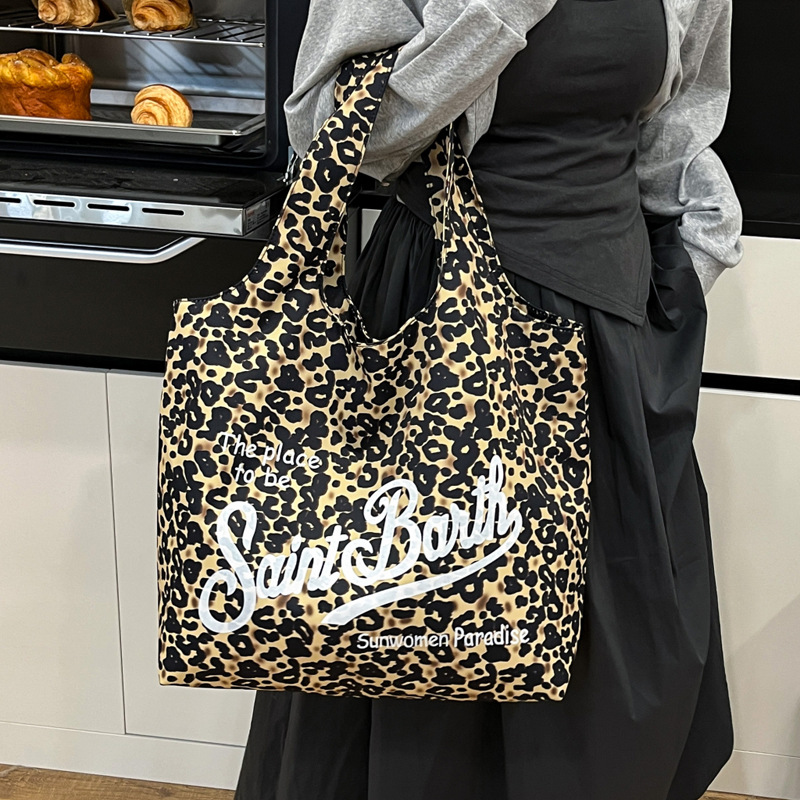 Korean style tote bag 2025 summer women's bag, personalized letter leopard print handbag, retro large-capacity single-shoulder bag Application Scenario