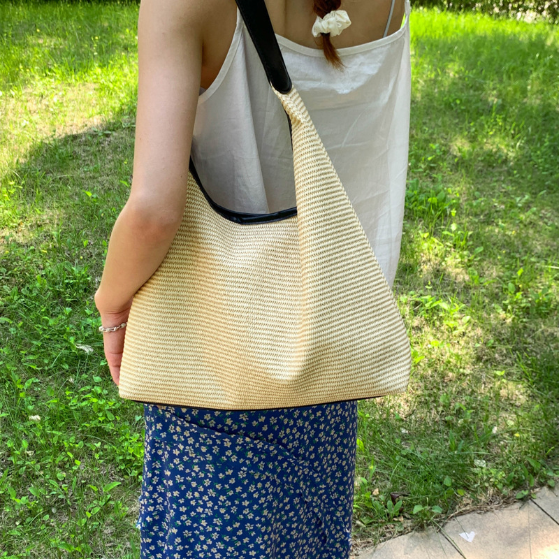 2025 New retro woven tote bag, straw woven bag, Korean style large-capacity single-shoulder bag, vacation-style beach bag for women Application Scenario
