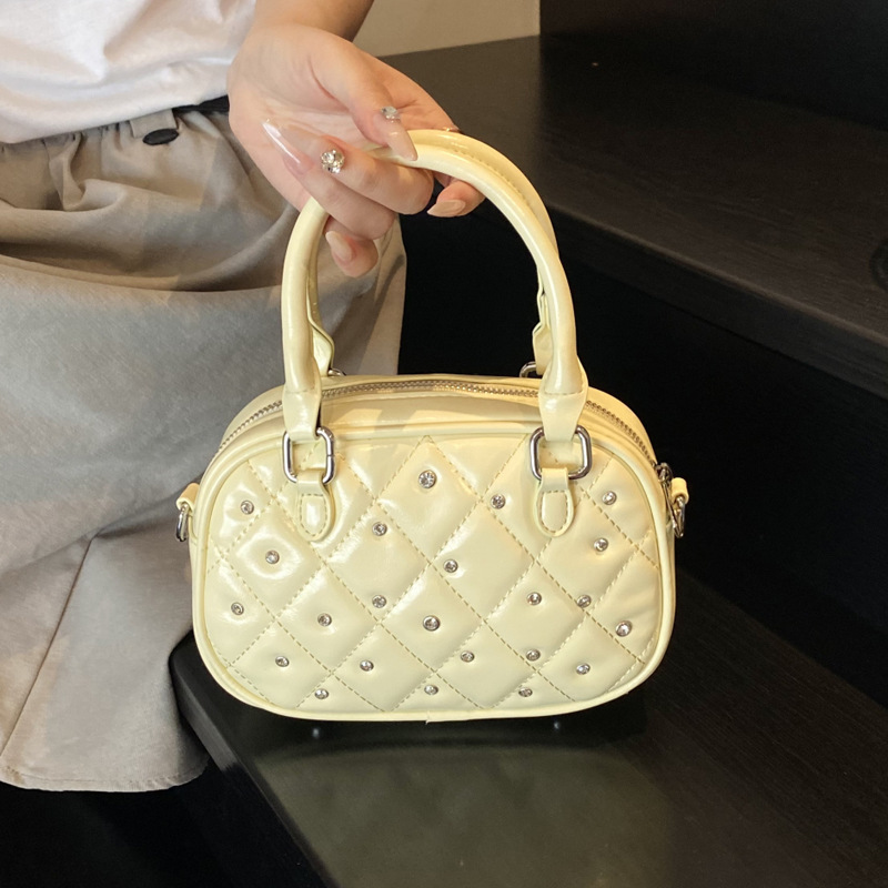 The 2025 new stylish Rhombus bowling bag is a unique and stylish single-shoulder crossbody bag for summer full figure