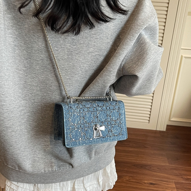 In the summer of 2025, this is a new fashionable and stylish women's small bag with a lock buckle. It features a high-quality small square bag and a single-shoulder crossbody bag Specification drawing