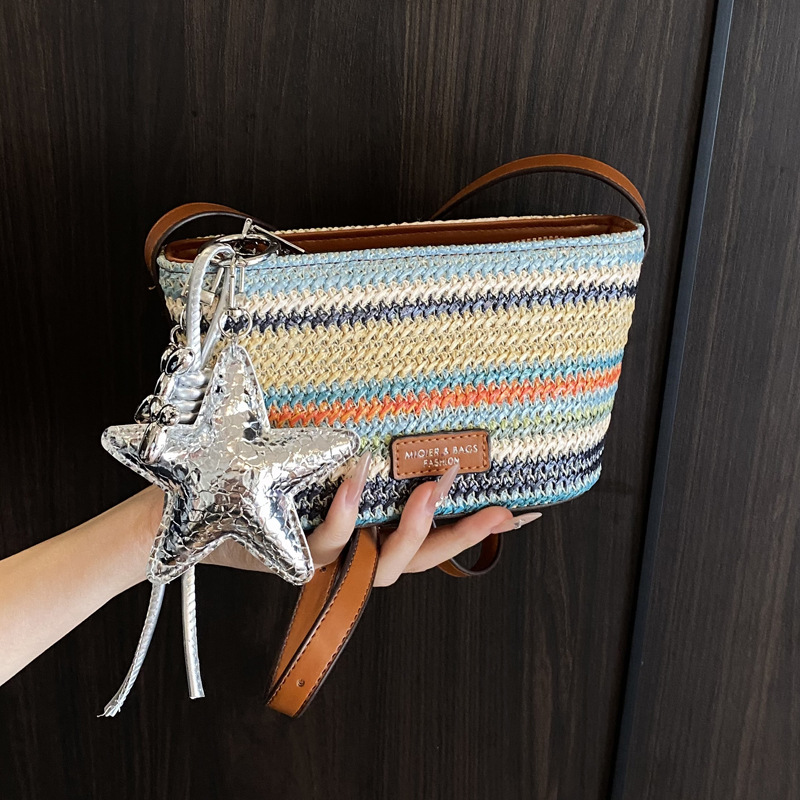This year, the rainbow woven small bag is in vogue. It's a new summer model for girls in 2025, a trendy single-shoulder bag with contrasting colors and a crossbody bag full figure
