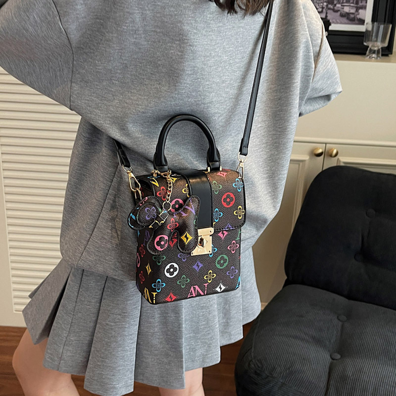 A new Korean-style versatile and simple single-shoulder crossbody bag for women in the summer of 2025, featuring a Korean-style mobile phone bag details Picture