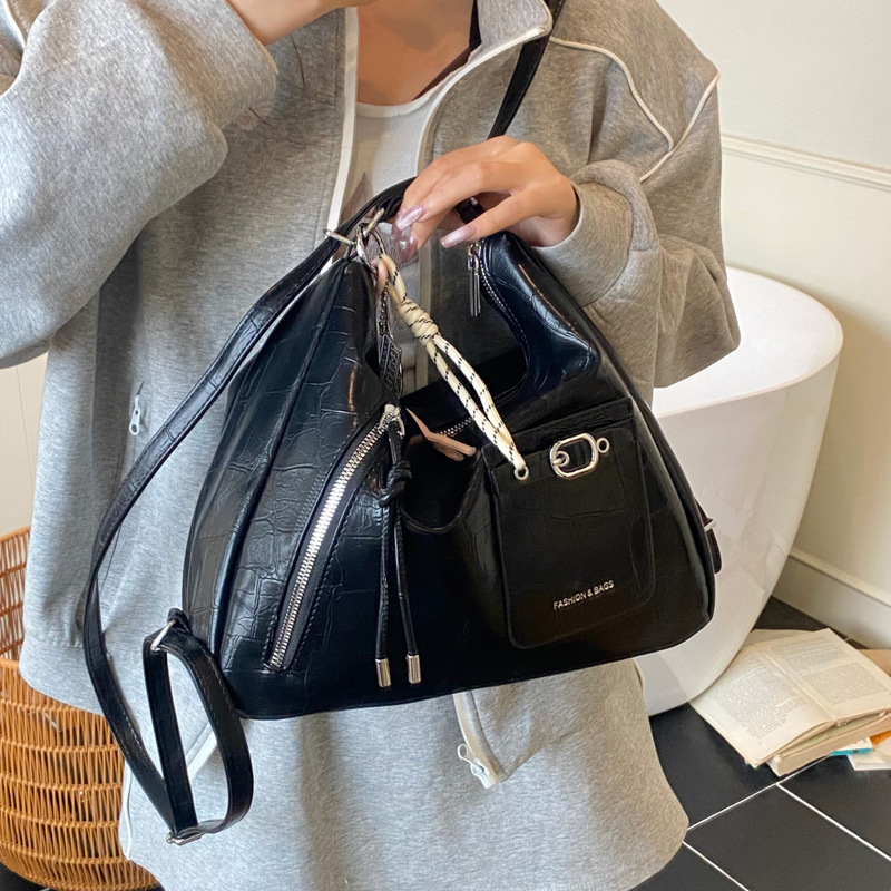 The 2025 summer new casual soft leather large-capacity tote bag is fashionable and versatile for commuting. It's a trendy single and double shoulder bag for women Application Scenario