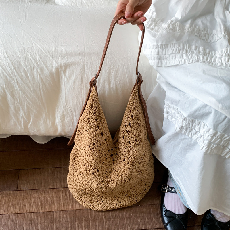 A niche hollowed-out woven bag for women, a new summer fashion tote bag with ethnic style, a large-capacity crossbody bag full figure
