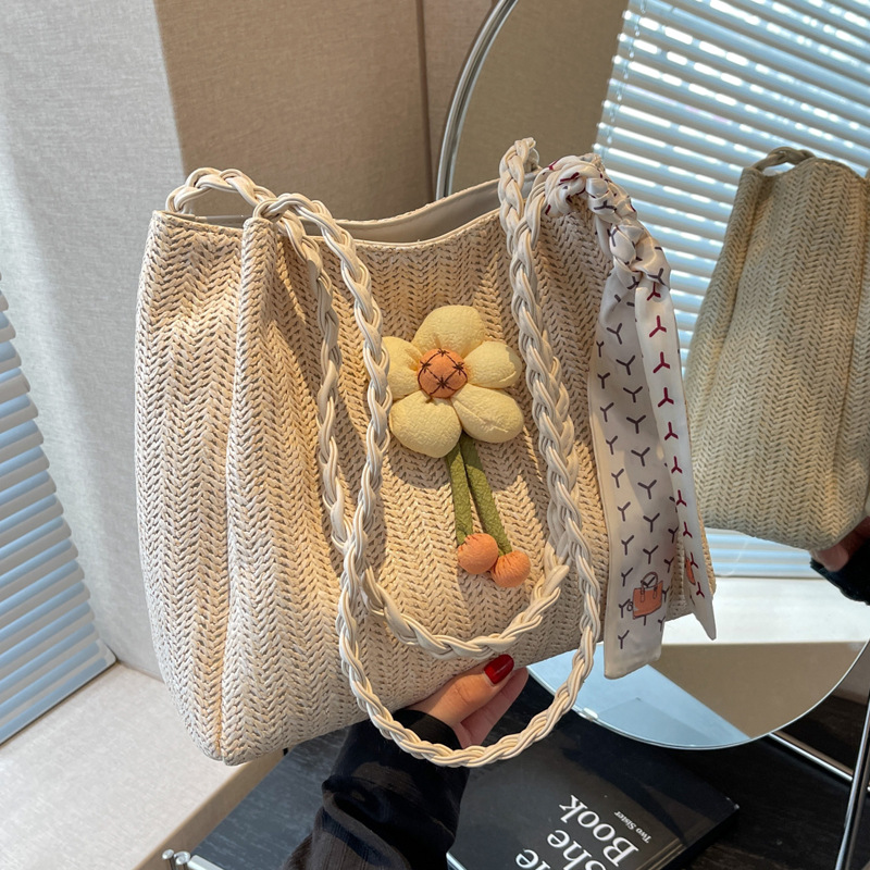 A new large-capacity seaside vacation single-shoulder crossbody commuting tote bag for women in the summer of 2025, a niche woven straw bag full figure