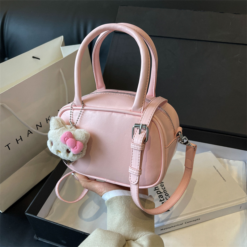 This is a trendy and fashionable pink small square bag for ladies from South Korea in 2024. It is a versatile single-shoulder crossbody bag Specification drawing