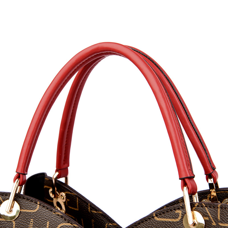 The 2023 new women's bag with a patchwork geometric design is a simple and versatile handbag for middle-aged mothers with a large capacity and a single shoulder bag for women Application Scenario