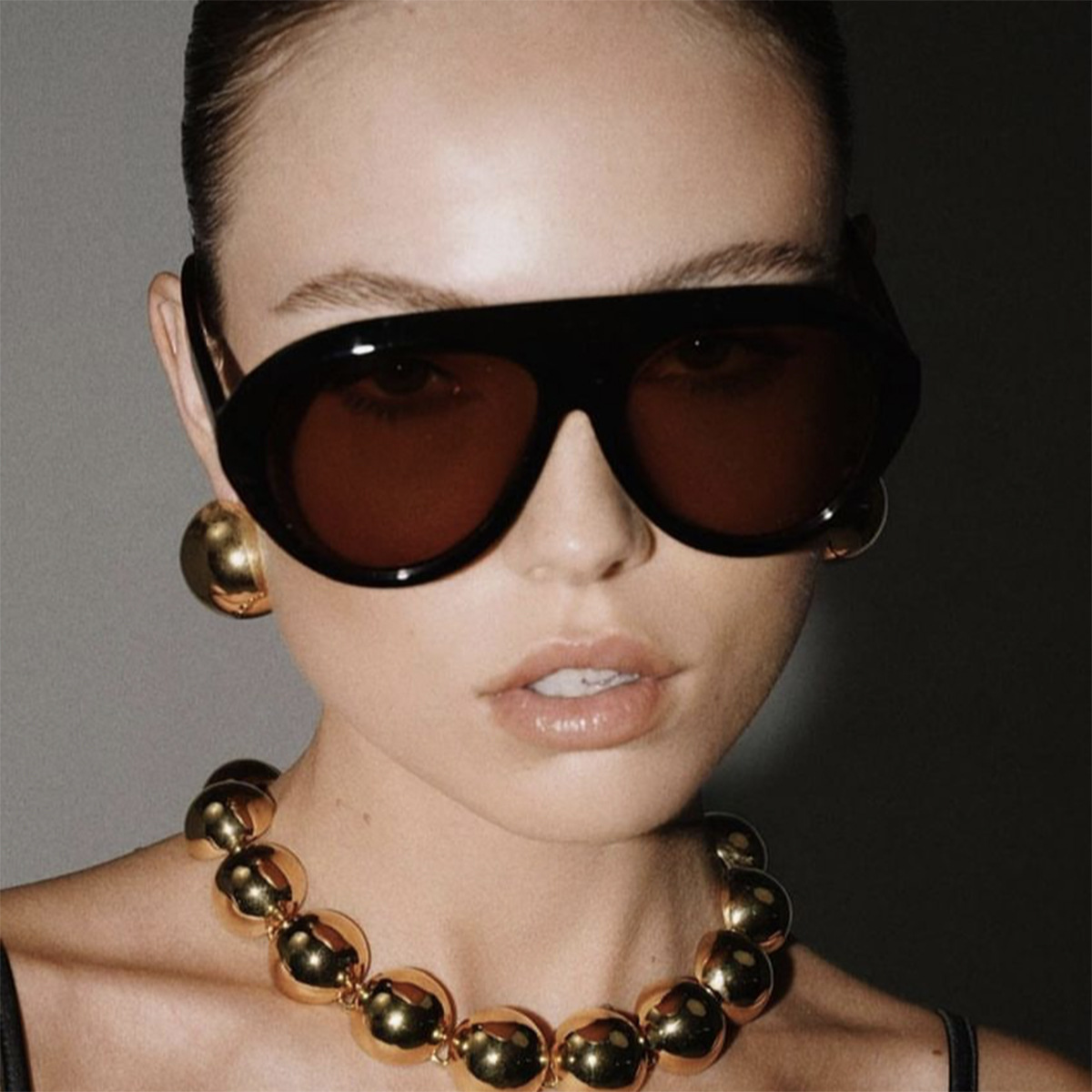 Beach sunglasses, toma-shaped sunglasses, 2024 new style sunglasses, fashionable and simple, Instagram influencer, high-end look for women Application Scenario