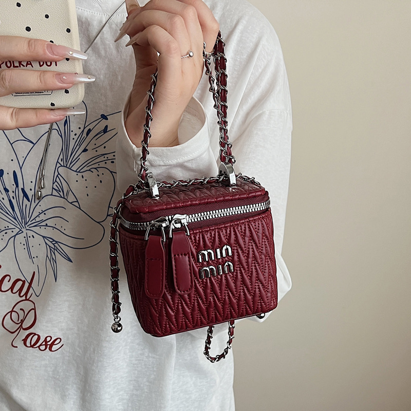 Soft surface pleated bucket bag for women, 2025 new style hand-held hard shell cosmetic box bag, crossbody single-shoulder mobile phone bag Application Scenario