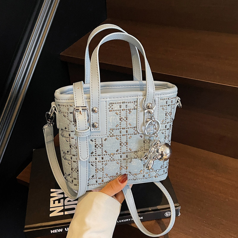 Simple and stylish hand-held bucket small bag for women, 2025 new Korean version single-shoulder crossbody bag with hot diamond commuting small handbag full figure