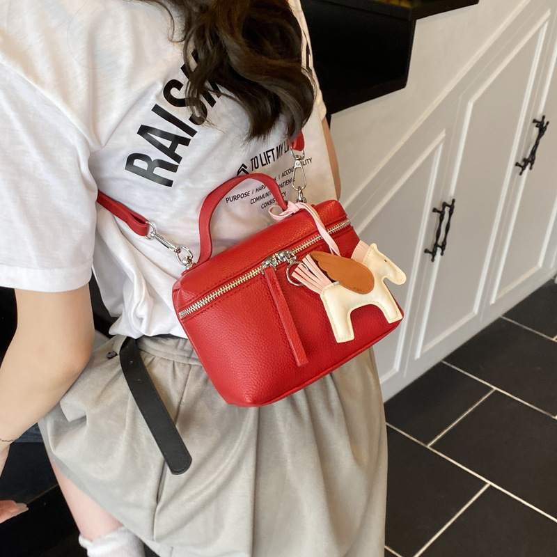 This year's popular simple hand-held small bag for women, the 2025 new women's single-shoulder bag, is elegant and fashionable, a crossbody small bag details Picture