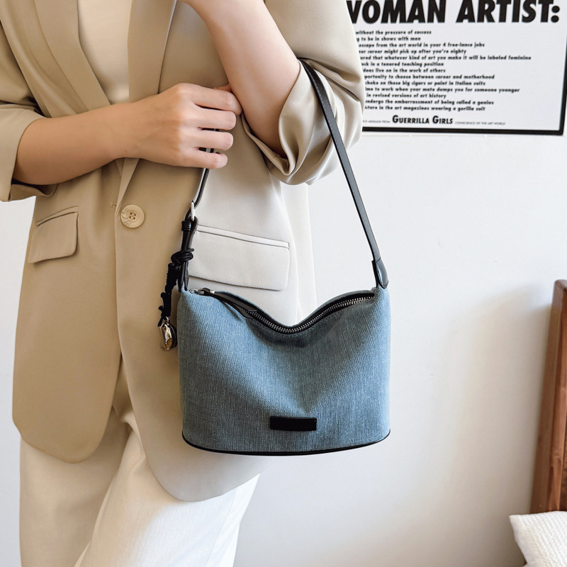 2025 New niche design bucket bag for women, versatile, trendy, large-capacity, simple denim single-shoulder underarm bag details Picture