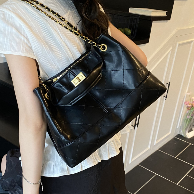 Large-capacity commuting underarm bag for women, 2025 new summer single-shoulder bag, high-end and fashionable underarm bucket bag Application Scenario