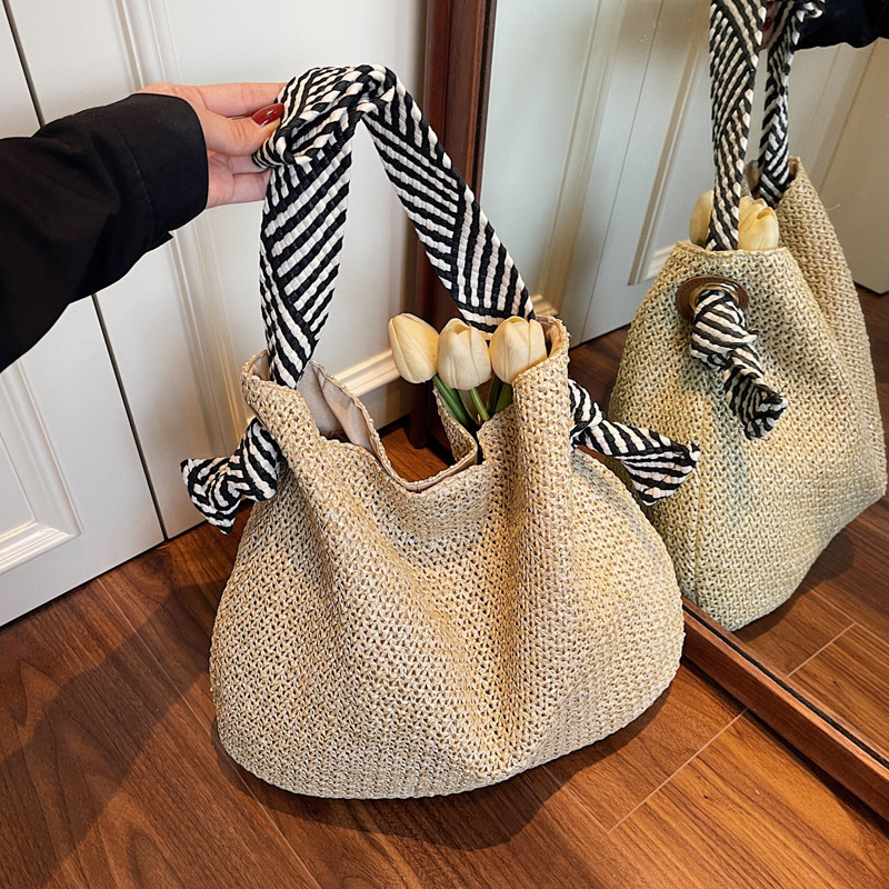 Laid-back striped woven single-shoulder bag, summer versatile commuting underarm bag, Korean-style casual straw woven beach bag for women full figure