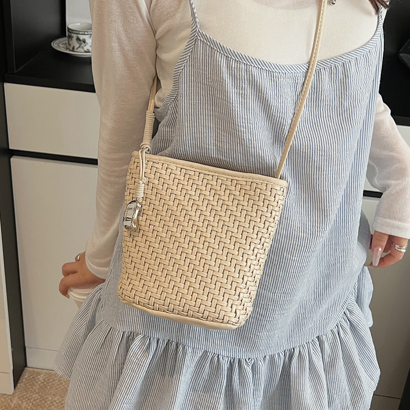 2025 Korean version Instagram trendy fashion bag woven new bucket bag, fashionable and casual women's single-shoulder crossbody commuting bag details Picture