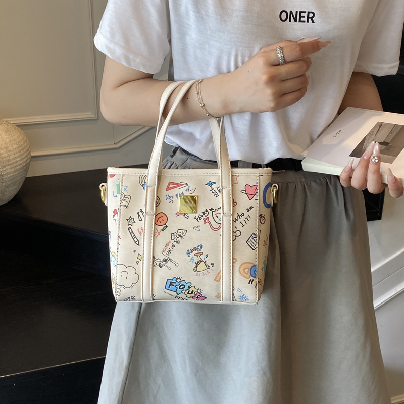 Fashionable and niche design single-shoulder crossbody bag for women 2025 new cartoon printed hand-held bucket bag with pendant details Picture
