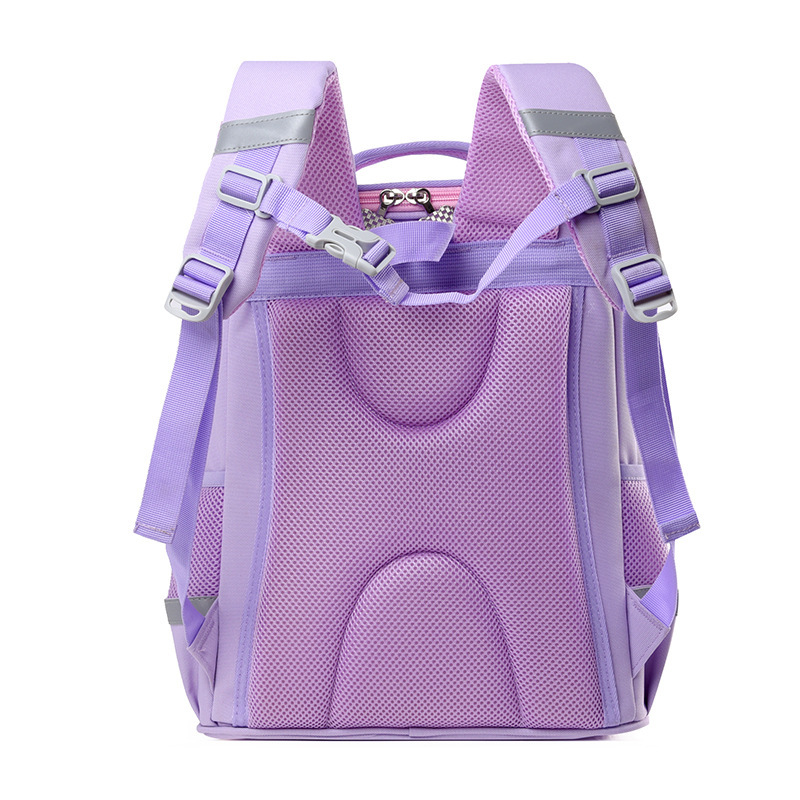 A lightweight back-protecting Kulomi backpack for girls in grades one, two and three and boys aged 7 to 8 Application Scenario