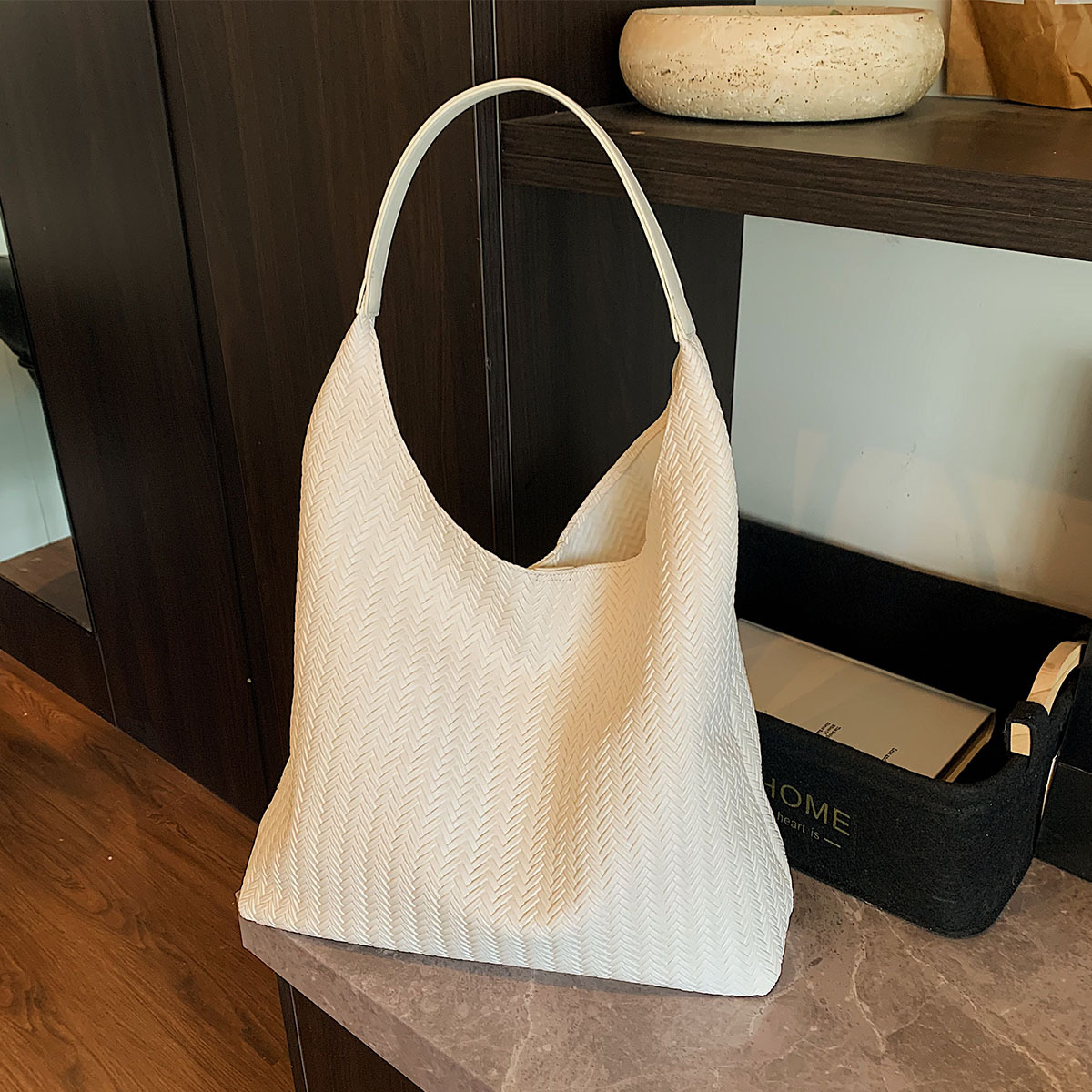In 2025, a new Korean-style casual woven pattern large-capacity tote bag for women's commuting to work Specification drawing