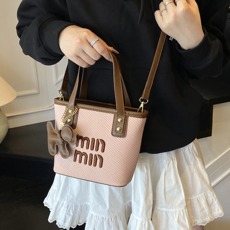 This is a trendy and niche design hand-held bucket bag for women in the summer of 2025. It is a versatile and casual crossbody bag details Picture