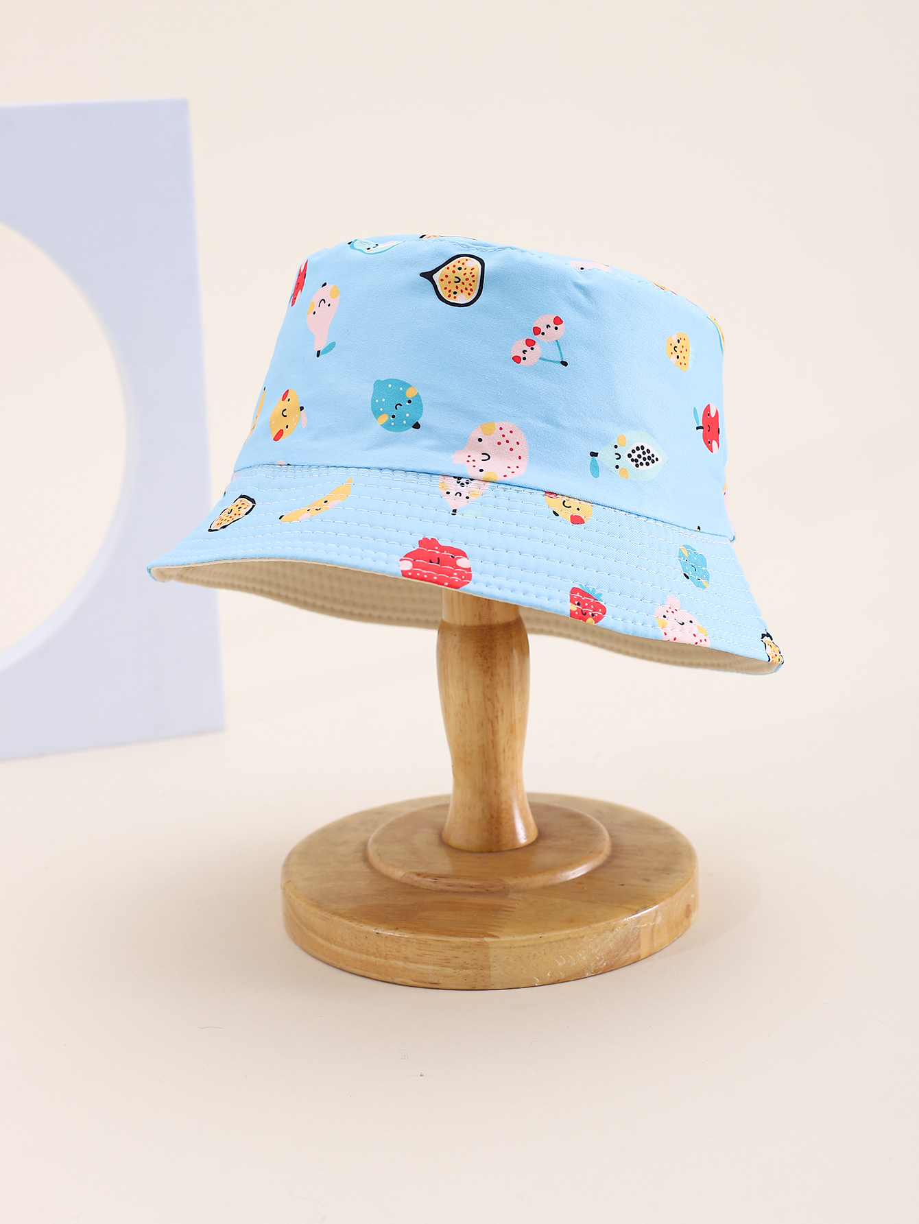 This spring and summer hit children's fruit, cute expression print, double-sided fisherman's hat, cute cartoon, classic and versatile. It's a personalized children's double-sided fisherman's hat with a pier circumference of 54CM Application Scenario