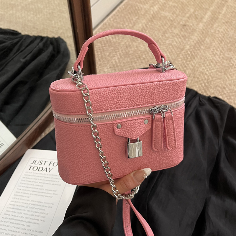 The 2025 new trendy handbag is a simple and fashionable handbag with a sense of women's fashion. It is a small square bag that can be carried diagonally over one shoulder for commuting full figure