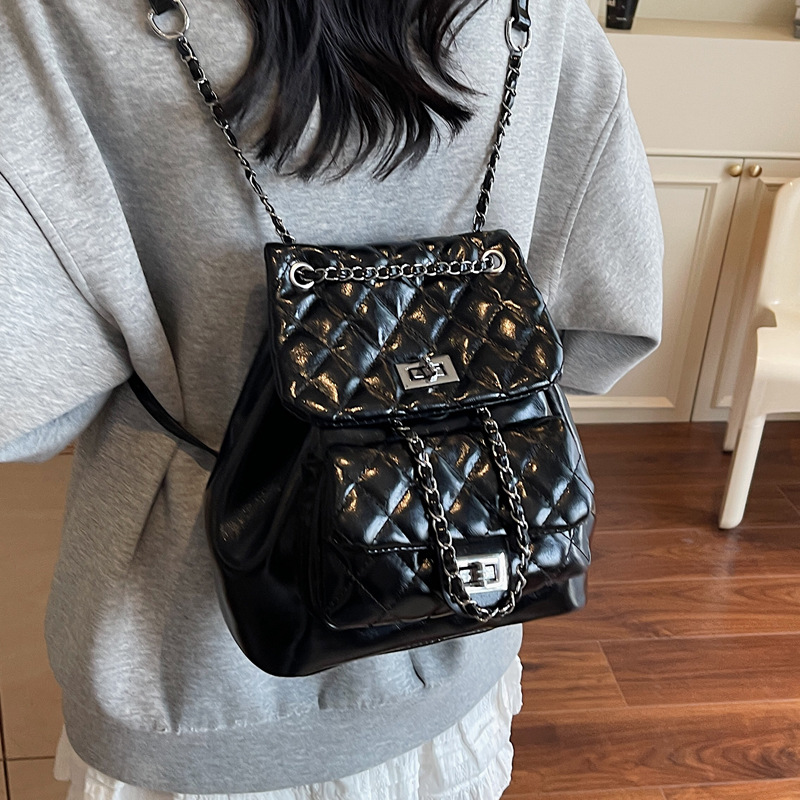 Korean school style backpack for women, casual and fashionable, diamond-shaped chain bucket schoolbag, lightweight and small travel backpack Application Scenario