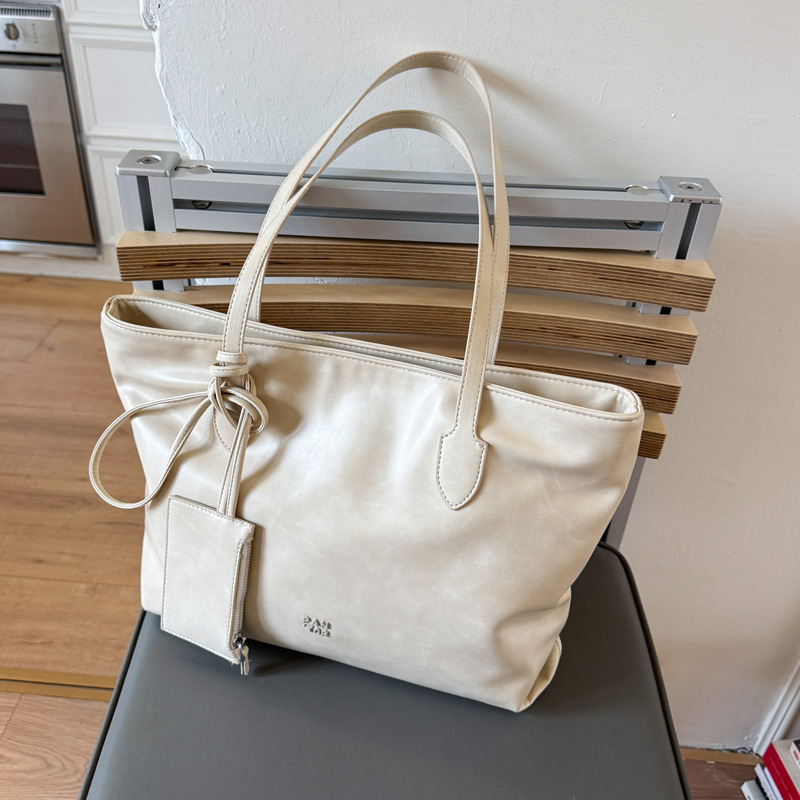 Large-capacity soft leather single-shoulder bag, street trend 2025 crossbody bag, fashionable and casual tote bag, women's bag full figure