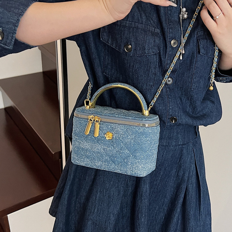 Hand-held embroidered chain women's bag, 2025 new style fashionable diamond-shaped cosmetic box bag, elegant and casual single-shoulder crossbody bag Application Scenario