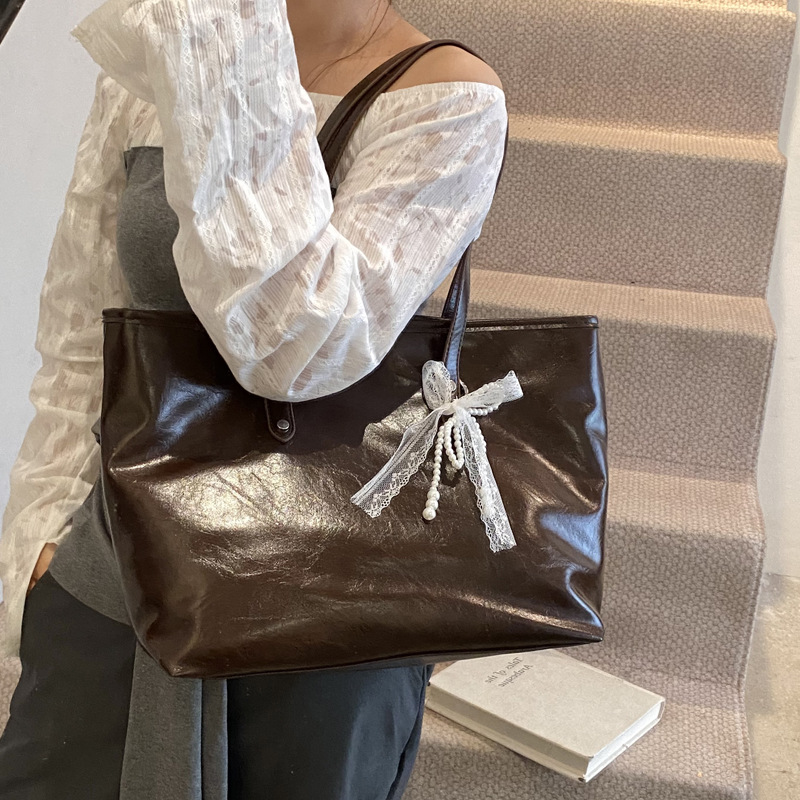 The 2025 summer new stylish and simple tote bag is a casual and trendy large-capacity tote bag with a niche design for women Specification drawing