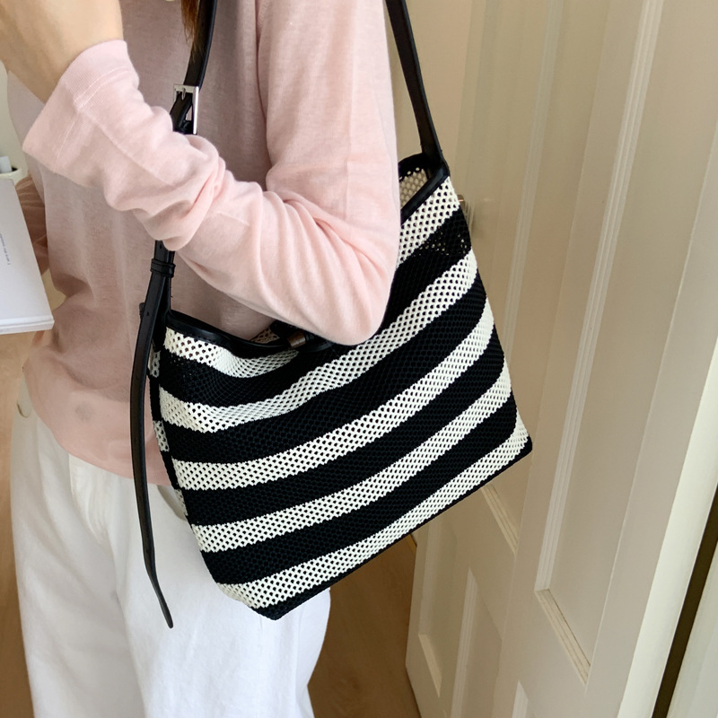 Ladies' tote bag: A unique, fashionable, casual and stylish 2025 new style, simple and stylish summer hand-held shoulder bag Application Scenario