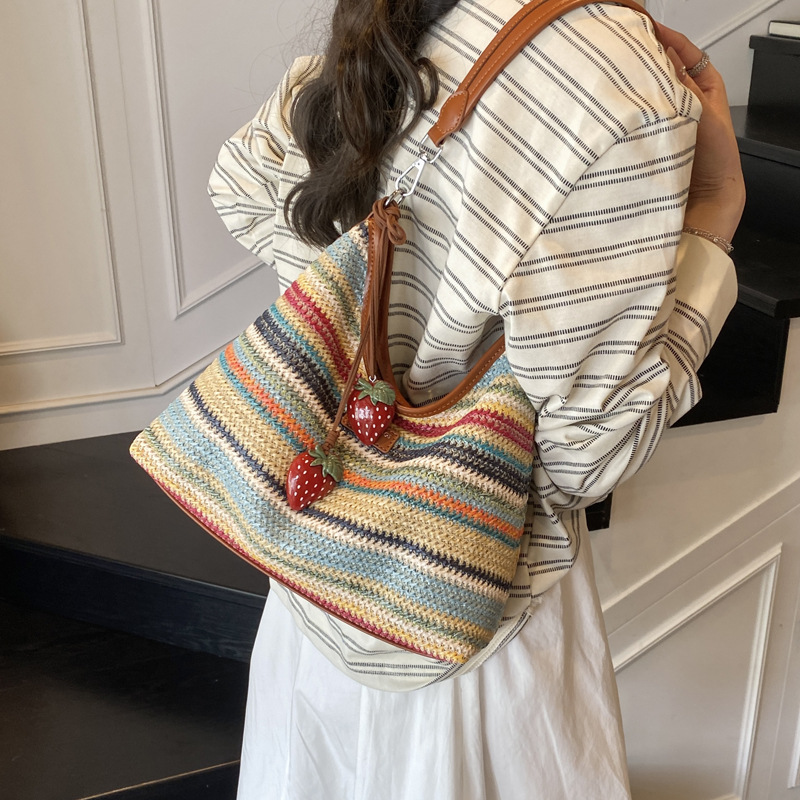 2025 Versatile casual single-shoulder woven straw bag with contrasting colors and large capacity, new summer tote bag for women, beach and seaside Application Scenario